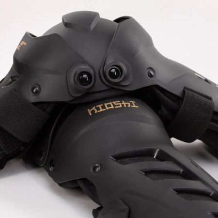 Наколенники Kioshi (Киоши) Dual Axis KN11 Черный - купить с доставкой, по выгодной цене в интернет-магазине Мототека